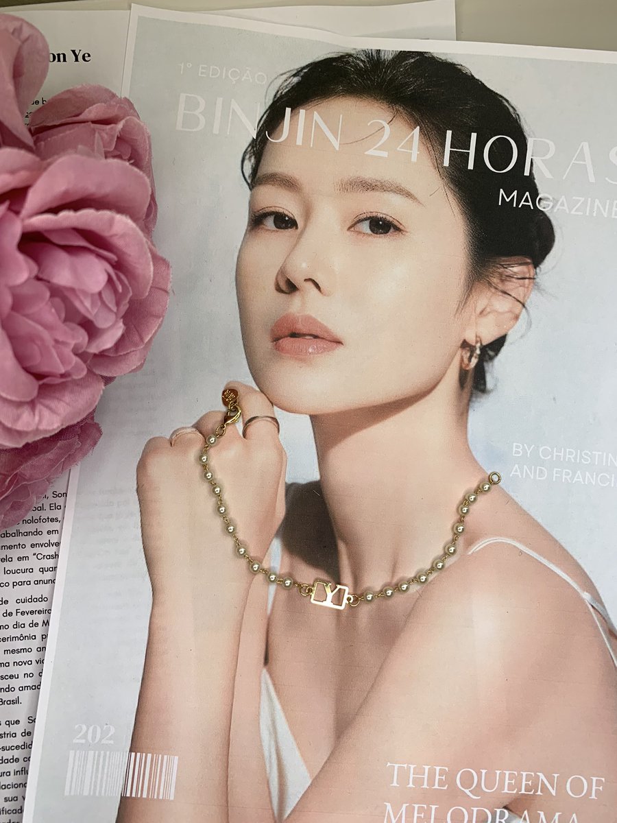 BinjinStore's tweet photo. Son Ye Jin Day! 👑💓✨

O aniversário da nossa princesa chegou e criamos algo único, especial e que nós lembra ela. 

Conheçam a pulseira “Our Princess”, inspirada na marca Valentino e com um toque especial, Son Ye Jin. 🌸

#sonyejin #sonyejinday https://t.co/TdOlKexOS7