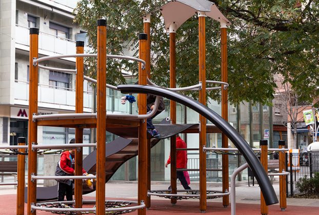 #SantaColoma té un dels índexs de pobresa infantil més elevats del país i més de la meitat dels joves i adolescents del districte #Fondo viu en risc de pobresa i exclusió. Dades de l’<a href="/es_INE/">INE España</a>, que confirmen que continuem sent una ciutat pobra.
➡️infograma.cat/la-pobresa-inf…