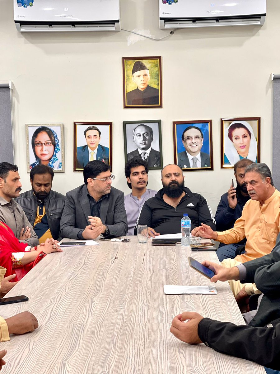 ElectionCellpp's tweet photo. این اے 250 کی پی ایس 129 کے ذمہ داران سے جس سے الیکشن سیل انچارج توقیر احمد ، این اے کے امیدوار خواجہ سہیل منصور ، پی ایس کے امیدوار اسد حنیف اور فیصل شیخ نے ذمہ داران سے خطاب کیا  لیلی پروین ، سیف میر ،  جاوید قیصر ،  فضیلہ عارف ، فائزہ چوہان اور دیگر ذمہ داران بھی موجود تھے https://t.co/BmONEWd27Q