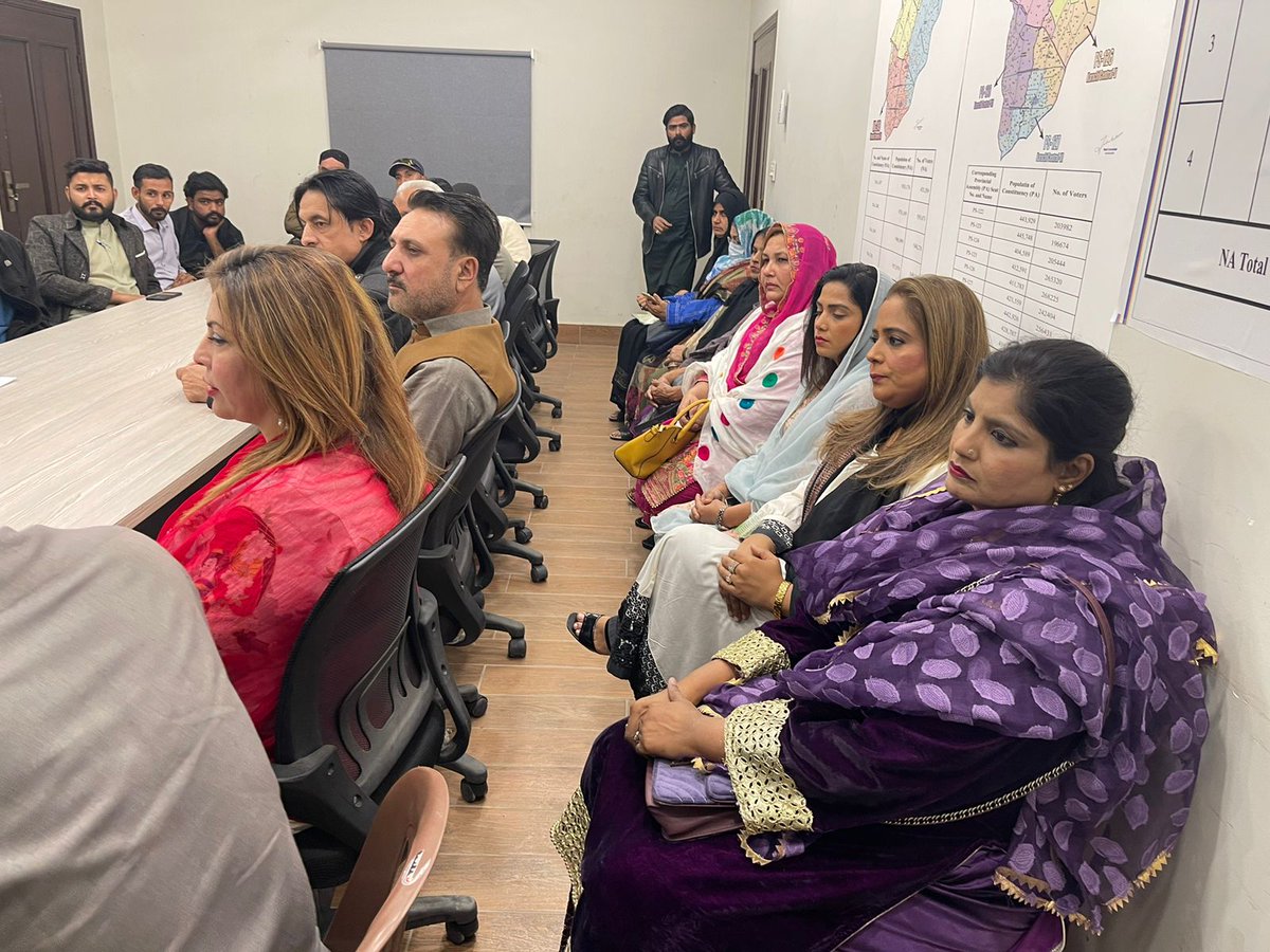 ElectionCellpp's tweet photo. این اے 250 کی پی ایس 129 کے ذمہ داران سے جس سے الیکشن سیل انچارج توقیر احمد ، این اے کے امیدوار خواجہ سہیل منصور ، پی ایس کے امیدوار اسد حنیف اور فیصل شیخ نے ذمہ داران سے خطاب کیا  لیلی پروین ، سیف میر ،  جاوید قیصر ،  فضیلہ عارف ، فائزہ چوہان اور دیگر ذمہ داران بھی موجود تھے https://t.co/BmONEWd27Q