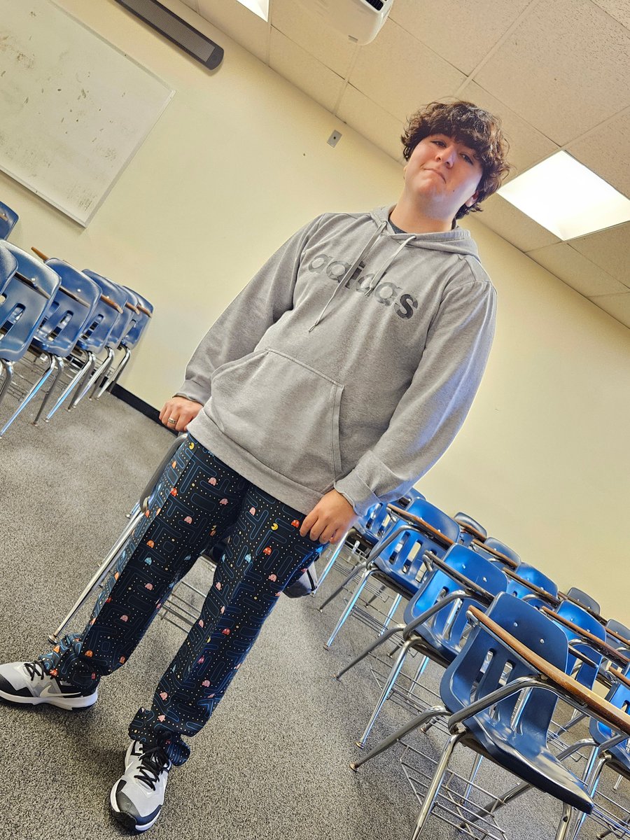 LowerthebarPols's tweet photo. What an awesome collection of @montgomerycoll students participating with the #SPIFFYCloset Some students donated items, some students brought friends to help them with clothing needs, &amp; one student got an awesome pair of Pac-Man pants! This initiative is really growing! https://t.co/77iJa78L8K
