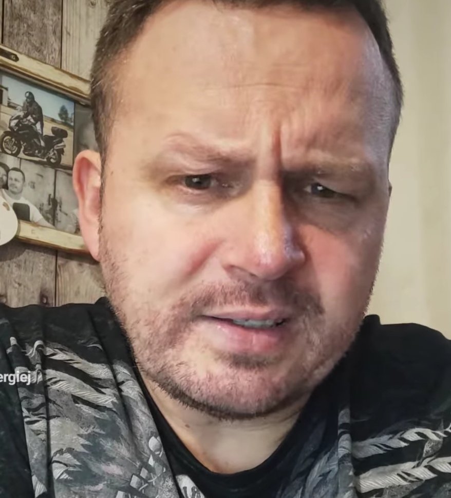 OmzRi's tweet photo. GRUPY OPERACYJNE ABW WESZŁY WCZORAJ DO MIESZKAŃ PROROSYJSKICH AKTYWISTÓW
Wczoraj o godzinie 6:00 grupy realizacyjne ABW działające pod nadzorem Wydziału d/s Wojskowych Prokuratury Okręgowej w Warszawie - weszły do mieszkań prorosyjskich patostreamerów i faszystów związanych z "Kamractwem" i antyszczepionkową prorosyjską organizacją "Bronimy Munduru dla przyszłych pokoleń".
Sprawa ma związek z budowaniem przez służby rosyjskie w Polsce siatki tzw. "aktywistów antyszczepionkowych" której członkowie werbowali żołnierzy Wojska Polskiego do współpracy pod pozorem działalność w stowarzyszeniach antyszczepionkowych.
Żołnierze, którzy dali się, mniej lub bardziej świadomie wciągnąć w te działania, byli indoktrynowani i zachęcani do atakowania swoich dowódców i prowadzenia działań dywersyjnych w polskie armii.
Wśród osób, których mieszkania przeszukano są:
- Szczepan Krzewicki, agresywny patostreamer powiązany z prowokatorem przysłanym do Polski przez białoruskie KGB
- Jowita Kowszyn-Sumara, patostreamerka, polityczka Konfederacji, związana z przestępcą poszukiwanym listem gończym za znęcanie się nad niemowlęciem i kobietą w ciąży
Jakub Kuśpit - lider organizacji "Bronimy munduru" działającej zgodnie z wytycznymi rosyjskich służb
Aleksander Siergiej - aktywista organizacji "Bronimy munduru" który werbował żołnierzy do antypolskiej organizacji i odpowiadał za akcje medialne wymierzone w Państwo Polskie
- Katarzyna Tarnawa-Gwóźdź - radczyni prawna związana z antypolskimi środowiskami proputinowskich faszystów i antyszczepionkowców, miała też związki z organizacją "Bronimy munduru"
Wszyscy wyżej wymienieni mieli też związek z podporucznikiem Szymonem Fijałem członkiem jawnie proputinowskiej i faszystowskiej organizacji "Kamractwo".
Agenci ABW zabezpieczyli w przeszukiwanych mieszkaniach komputery, telefony i nośniki danych. W jednym z mieszkań znaleźli też sprzęt krótkofalarski, który mógł służyć do kontaktowania się z osobami z terenu Rosji i Białorusi.
DZIĘKUJEMY AGENCJI BEZPIECZEŃSTWA WEWNĘTRZNEGO I PROKURATURZE
W opini naszego Ośrodka działania przeprowadzone w dniu wczorajszym był niezbędne do tego, by rozmontować w Polsce sieć wpływów stworzoną pod rządami PiS w różnych strukturach naszego państwa w tym również w armii.
Wrogie na służby specjalne FSB i KGB zbudowały w naszym kraju całą armię tzw. "aktywistów antyszczepionkowych" , "dziennikarzy antysystemowych" i "kamratów" którzy specjalizują się w prowokowaniu niepokojów społecznych i atakach na polskich dowódców, sędziów, prokuratorów, policjantów, komorników czy polskich urzędników państwowych.
Celem tych działań jest zdestabilizowanie funkcjonawania Państwa Polskiego i podważaniem auturytetu i zaufania do polskich funkcjonariuszy państwowych.
Niestety ludzie ci z prorosyjskich środowisk byli przez ostatnie lata ochraniani przez Zbigniewa Ziobrę, który uważał ich za część elektoratu wyborczego parti PiS i stopował działania policji i prokuratury przeciwko nim.
Dobrze, że czas bezkarności prorosyjskich aktywistów i prowokatorów się skończył
_____
Dlaczego warto nas wspierać? Bo jesteśmy skuteczni!
Skutecznie ścigamy rasistów, homofobów, faszystów, ksenofobów i proputinowskich nacjonalistów i wszystkich tych którzy krzywdzą innych.
Robimy to w najbardziej uczciwy sposób bez żadnego wsparcia państwa, bez unijnych dotacji. Jedynym źródłem finansowania działań Ośrodka są dobrowolne darowizny naszych zwolenników czyli osób, które popierają to co robimy.
Wspieraj nas:
PayPal i karta płatnicza: https://t.co/UoCbYqT979
zbiórka: https://t.co/xTFhjOmyqo
Dane do przelewu:
nr konta 19 2490 0005 0000 4520 8435 8540
Ośrodek Monitorowania Zachowań Rasistowskich i Ksenofobicznych
Plac Dąbrowskiego 5
00-057 Warszawa
tytuł : "darowizna na działalność statutową"
IBAN : PL19249000050000452084358540
SWIFT: ALBPPLPW
Uruchomiliśmy nasz profil na portalu Patronite, będziemy zobowiązani jeśli zdecydujecie się Państwo zostać naszymi patronami:
https://t.co/mDBDrRpCHD