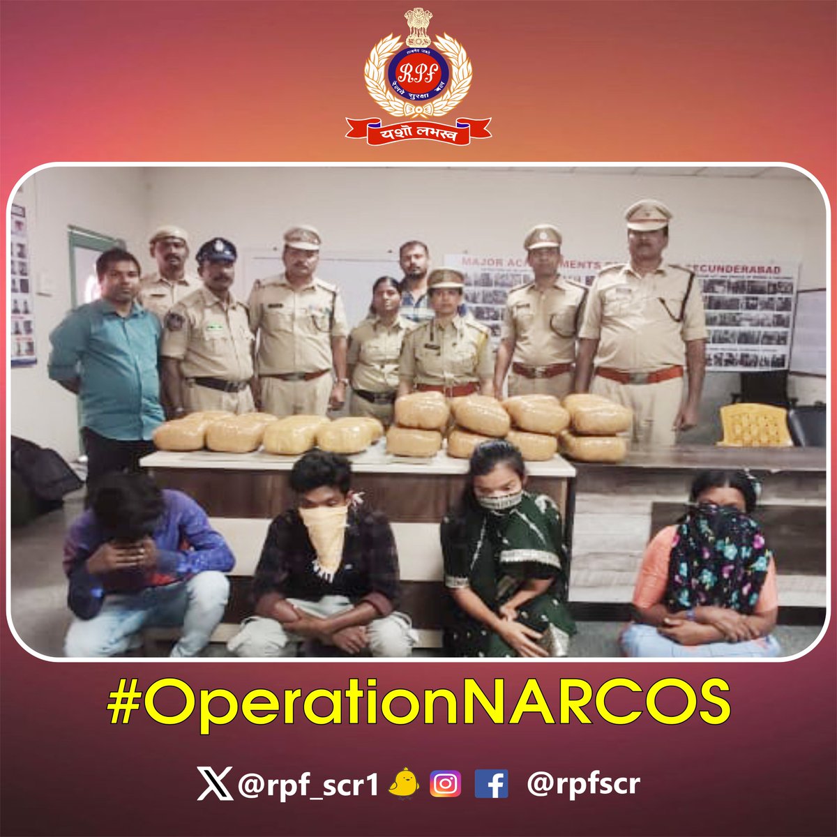 rpf_scr1's tweet photo. A powerful strike against the illegal drug trade network as #RPF & #ProhibitionAndExcise #Secunderabad nabbed four drug peddlers with 50 kgs of Dry Ganja, worth 12.00 lakh. #SayNoToDrugs and YES to a brighter future. #OperationNARCOS.
@RPF_INDIA @RailMinIndia @rpfscr_sc https://t.co/uLNuAlkEQg