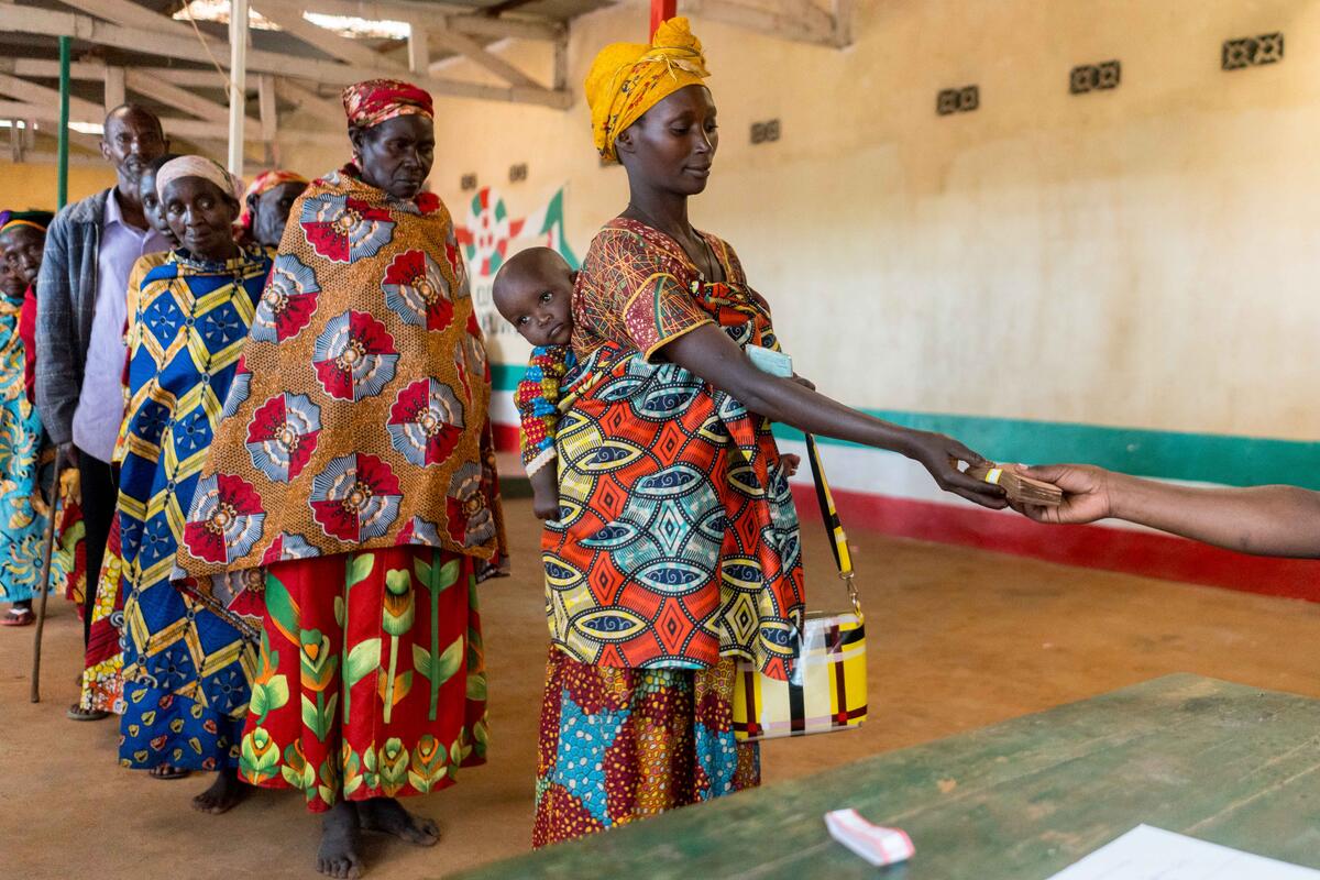 Godeliève, 24 cannot afford to buy sufficient food for her family following flooding and currency depreciation in #Burundi. @WFP is supporting the most vulnerable families through cash transfers, while @FAO provides seeds & fertilizers during this lean season.