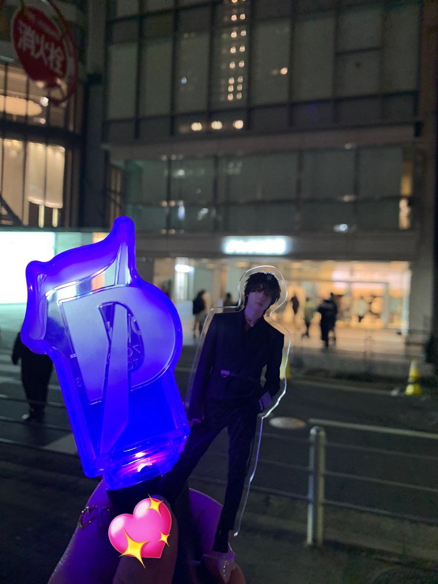 dkfks_s2's tweet photo. 今更だけど🤣💜
1公演しか入れなかったけど楽しかった〜❕❕
後ろが通路だったから客降りしてくれたメンバー全員目の前でみれたし何より顕嵐くんのふわもこ真っ白衣装が可愛すぎた🤍🤍

#ONE_DUALEndroll_7ORDER
#7ORDER https://t.co/u5aaNm1lRC