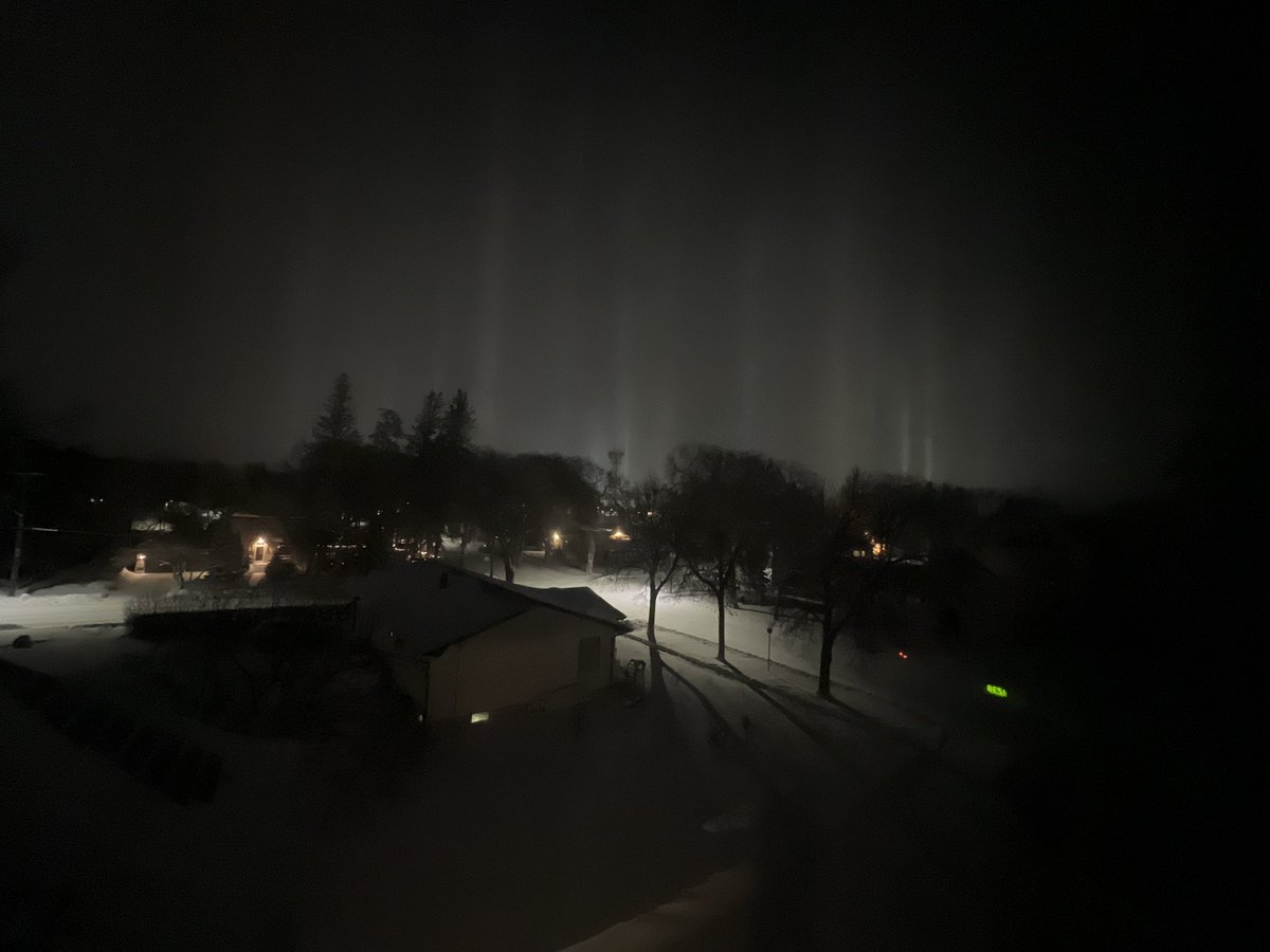 Zeisu17's tweet photo. Ooh~! theres more Light Pillars tonight! https://t.co/qlgK5sfZiq