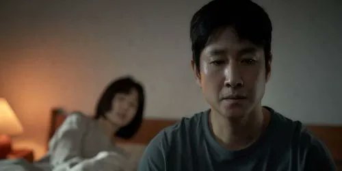 extmcommunity's tweet photo. 미국의 오스틴 비평가 협회상에서 故 이선균 배우를 추모하며 특별상 수여 https://t.co/CeLiDjGkz4 https://t.co/TMOmL22fpm