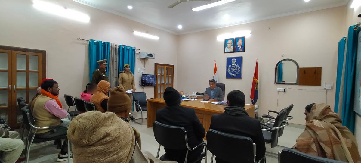 DeoriaPolice's tweet photo. #DeoriaPolice पुलिस अधीक्षक देवरिया द्वारा पुलिस कार्यालय में #जनसुनवाई के दौरान आमजन की शिकायतों को सुनकर उनके त्वरित निस्तारण करने हेतु संबंधित को आवश्यक दिशा-निर्देश दिये गये।
#UPPolice https://t.co/cswss6U8Fp