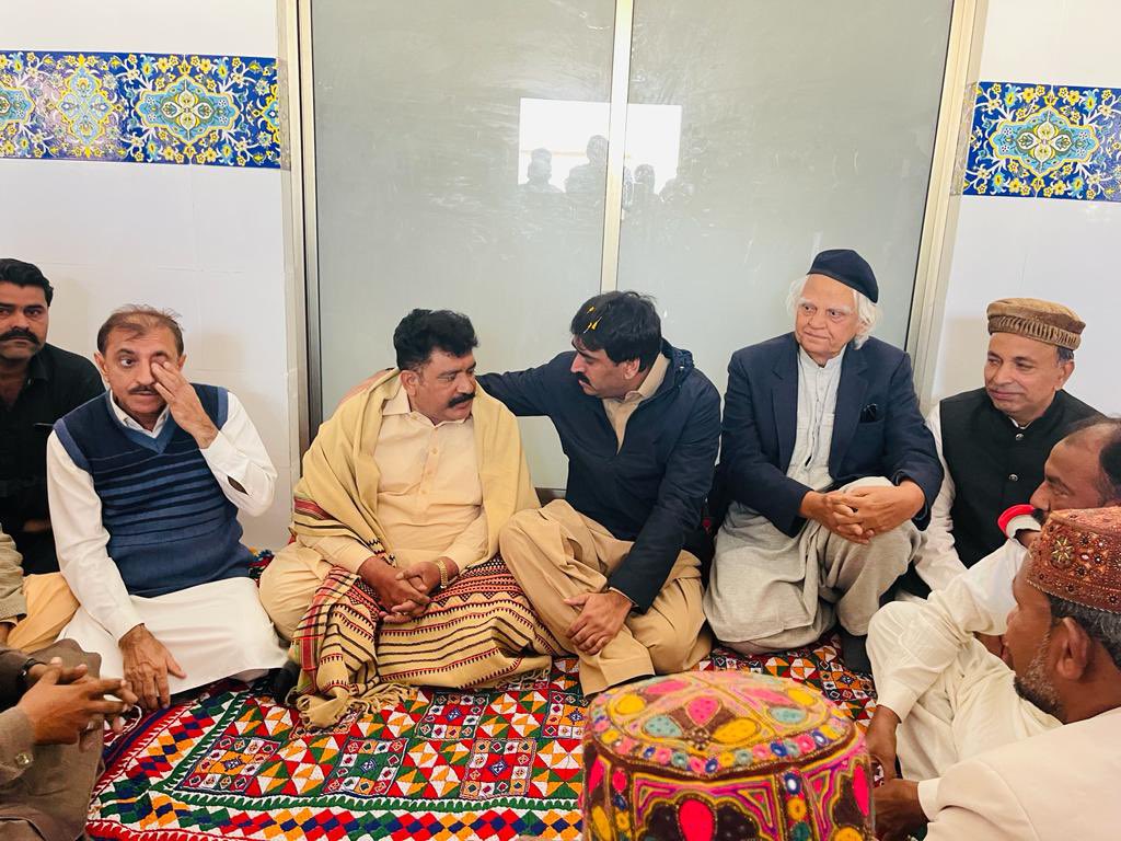 JamKhanShoroPPP's tweet photo. حیدرآباد، 12 جنوری 2024 

سابق صوبائی وزیر جام خان شورو آج صبح امیدوار برائے MPA PS-65 فرید قریشی کے ہمراہ علی آباد پہنچے ، 

جام خان شورو، امیدوار برائے MPA PS-65 فرید قریشی اور میر حیدرٹالپور، نے علی آباد کالونی حیدرآباد میں خواجہ کمیونٹی سے فاتحہ خوانی کی۔  
1/2 https://t.co/2RpesYn44k