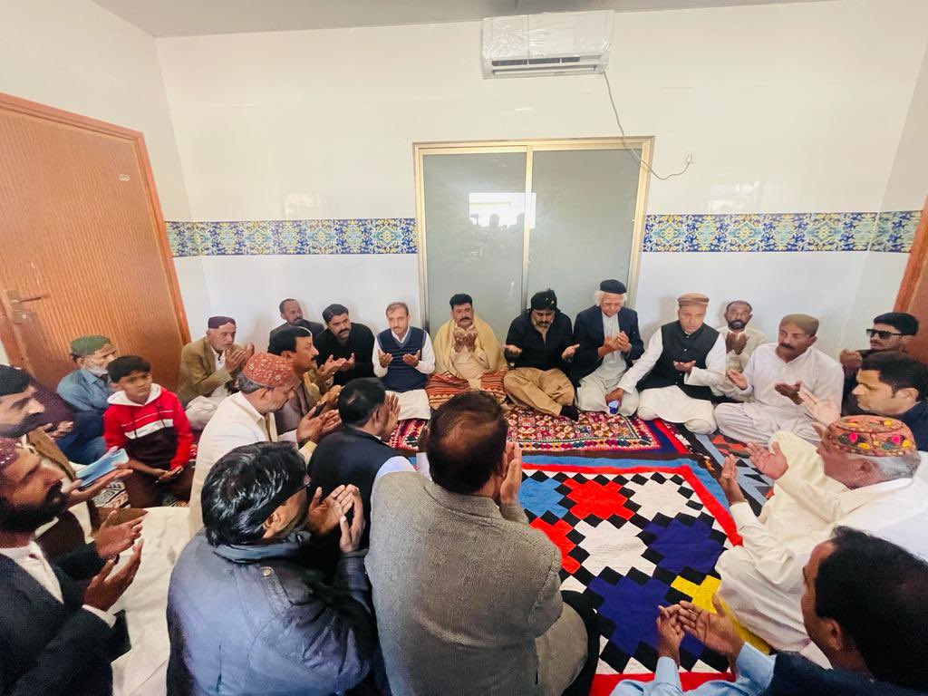 JamKhanShoroPPP's tweet photo. حیدرآباد، 12 جنوری 2024 

سابق صوبائی وزیر جام خان شورو آج صبح امیدوار برائے MPA PS-65 فرید قریشی کے ہمراہ علی آباد پہنچے ، 

جام خان شورو، امیدوار برائے MPA PS-65 فرید قریشی اور میر حیدرٹالپور، نے علی آباد کالونی حیدرآباد میں خواجہ کمیونٹی سے فاتحہ خوانی کی۔  
1/2 https://t.co/2RpesYn44k