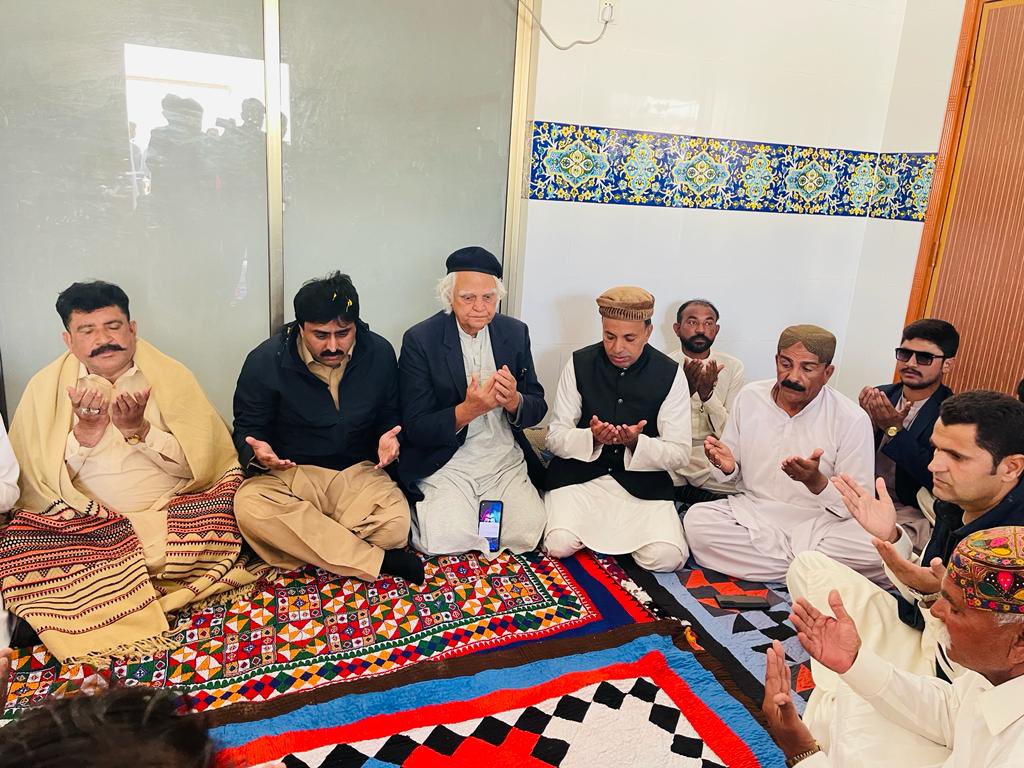 JamKhanShoroPPP's tweet photo. حیدرآباد، 12 جنوری 2024 

سابق صوبائی وزیر جام خان شورو آج صبح امیدوار برائے MPA PS-65 فرید قریشی کے ہمراہ علی آباد پہنچے ، 

جام خان شورو، امیدوار برائے MPA PS-65 فرید قریشی اور میر حیدرٹالپور، نے علی آباد کالونی حیدرآباد میں خواجہ کمیونٹی سے فاتحہ خوانی کی۔  
1/2 https://t.co/2RpesYn44k