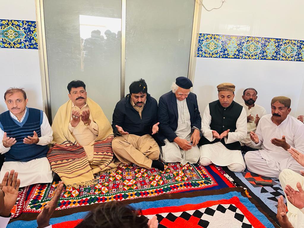 JamKhanShoroPPP's tweet photo. حیدرآباد، 12 جنوری 2024 

سابق صوبائی وزیر جام خان شورو آج صبح امیدوار برائے MPA PS-65 فرید قریشی کے ہمراہ علی آباد پہنچے ، 

جام خان شورو، امیدوار برائے MPA PS-65 فرید قریشی اور میر حیدرٹالپور، نے علی آباد کالونی حیدرآباد میں خواجہ کمیونٹی سے فاتحہ خوانی کی۔  
1/2 https://t.co/2RpesYn44k
