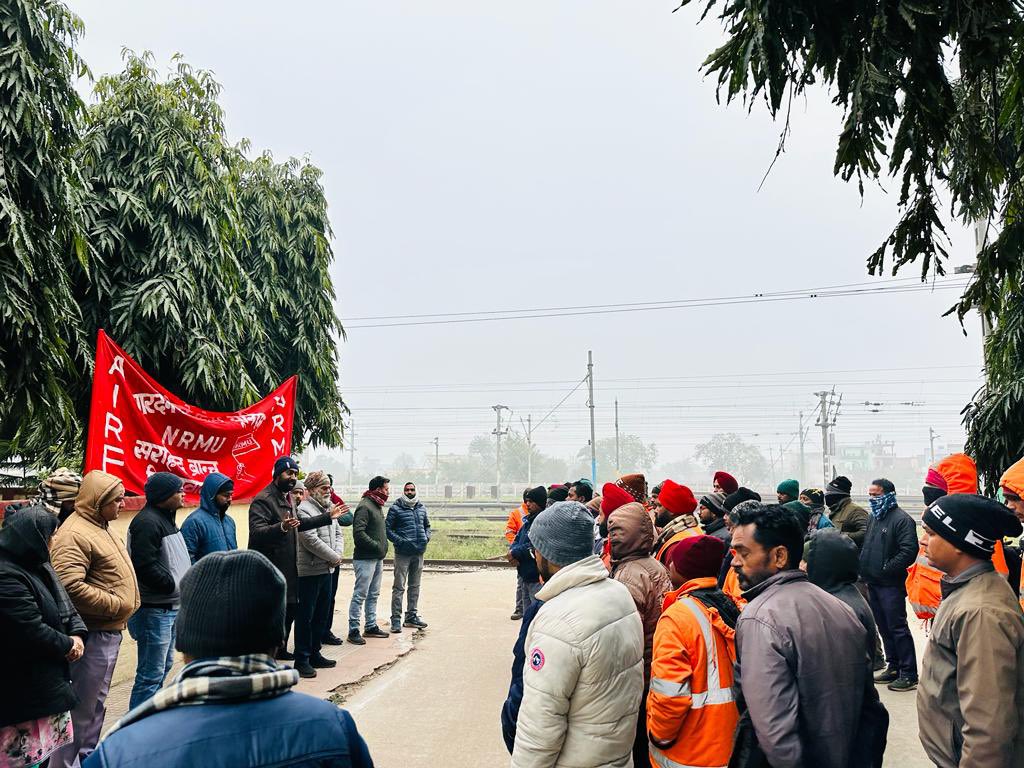 SirhindBranch's tweet photo. आज नॉर्दर्न रेलवे मेंस यूनियन सरहिंद बरांच की तरफ से राष्ट्रीय युवा दिवस के मौके पर एक गेट मीटिंग का आयोजन किया गया. इस बैठक में युवा साथी एवं महिला साथियों ने हिस्सा लिया. इस बैठक की अध्यक्षता शाखा सचिव जगदीप सिंह एवं शाखा अध्यक्ष संजीव वर्मा ने की. https://t.co/e2Oh0MIgd8