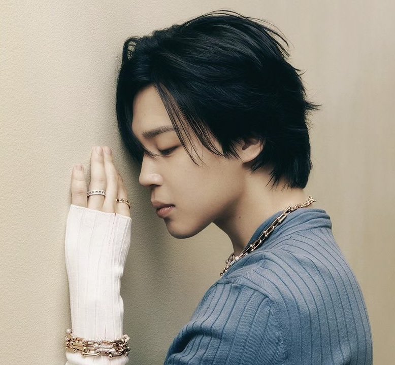 shyjjmn's tweet photo. I think jimin really loves this type of pose.. https://t.co/yPAOauNxPO