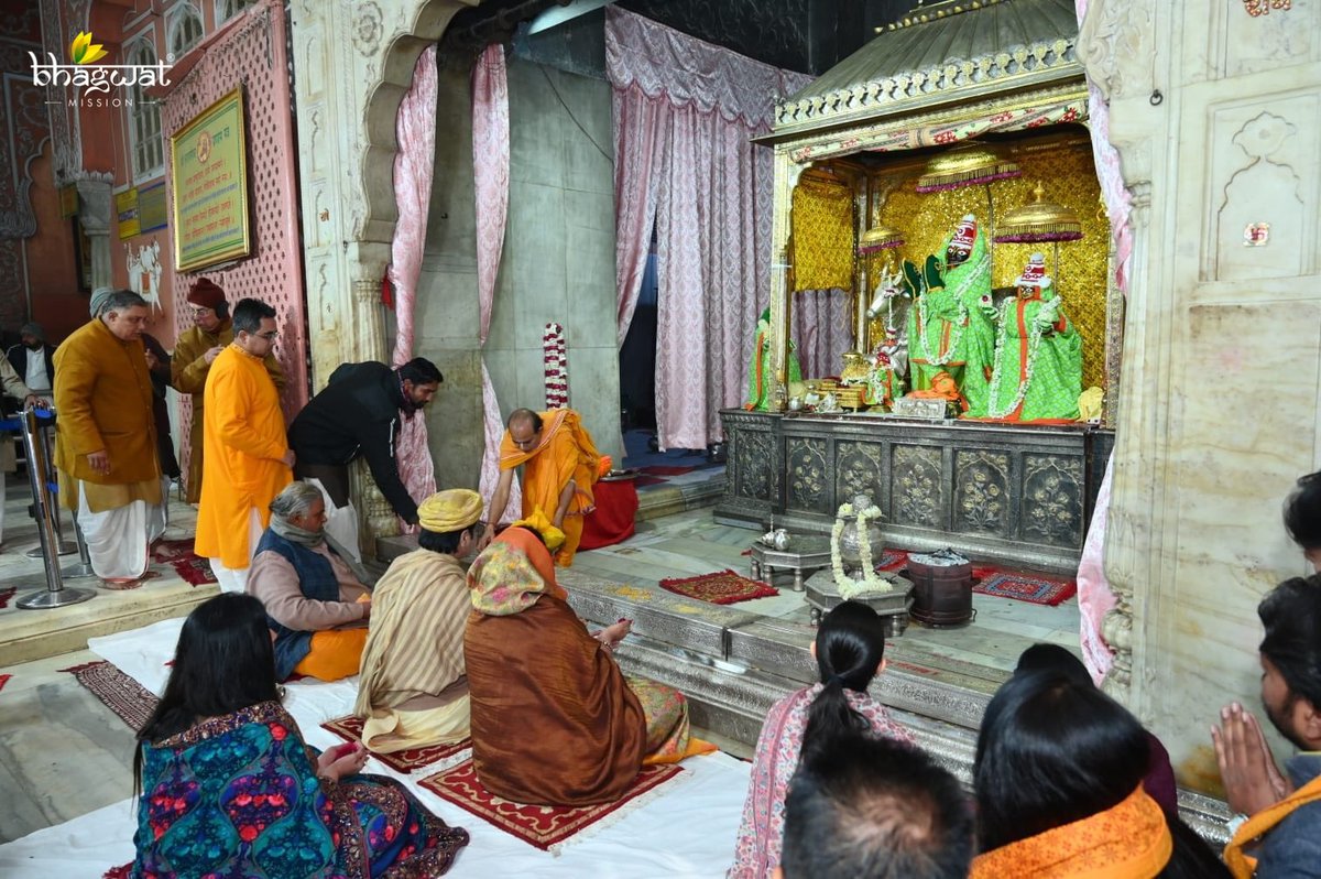 gauravkrishnag's tweet photo. जयपुर कथा विश्राम के उपरांत पूज्य गुरुदेव एवं गुरू माँ ने ठाकुर श्री ���ोविंद देव जी के दर्शन किए एवं श्री राधारानी गौशाला (जयपुर) पधार कर गोमाता का दर्शन पूजन कर उपस्थित शिष्य परिवार को आशीर्वाद प्रदान किया।

SR! https://t.co/xhE0KPz1hj