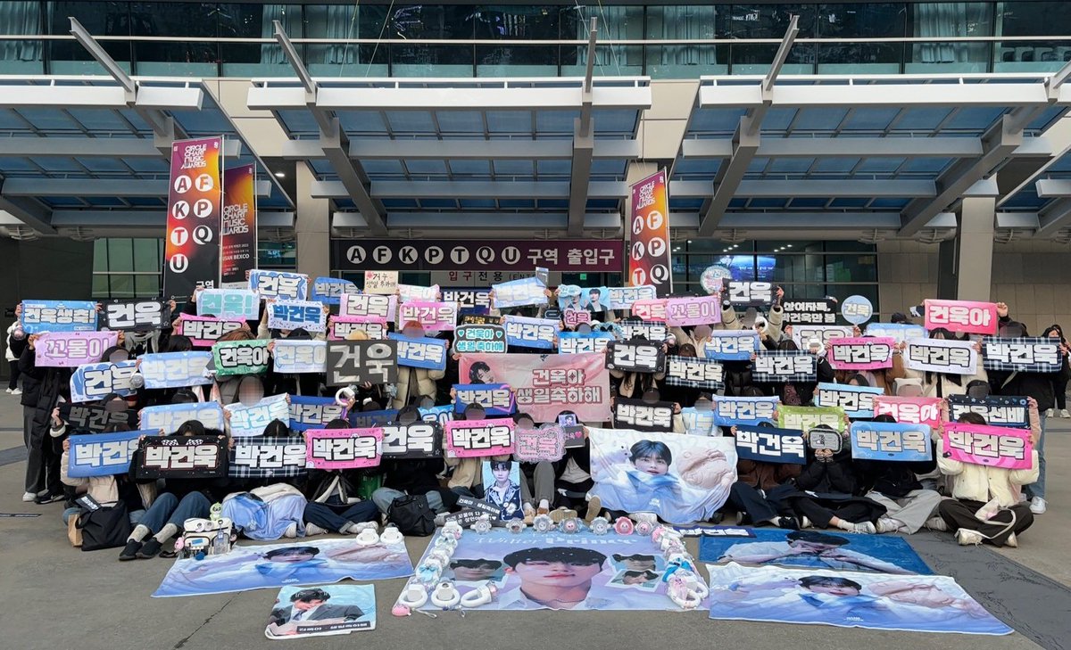 qpqp1432's tweet photo. 어랴랴? 꼬물이 스무쨜 축하해~!

건욱아 20살 된거 너무 축하해
이렇게 많은 사람들이 너의 생일을 축하하기 위해 모였어 ㅎㅎ
소중한 추억이 생긴거 같아서 우리도 너무 즐거웠는데 건욱이도 이거 보고 큰힘이 되었으면 좋겠다
늘 너의 곁에서 응원하고 있어
사랑해 ❤

#버블건빵야 #욱이 #박건욱 https://t.co/t8f8a5hEZK