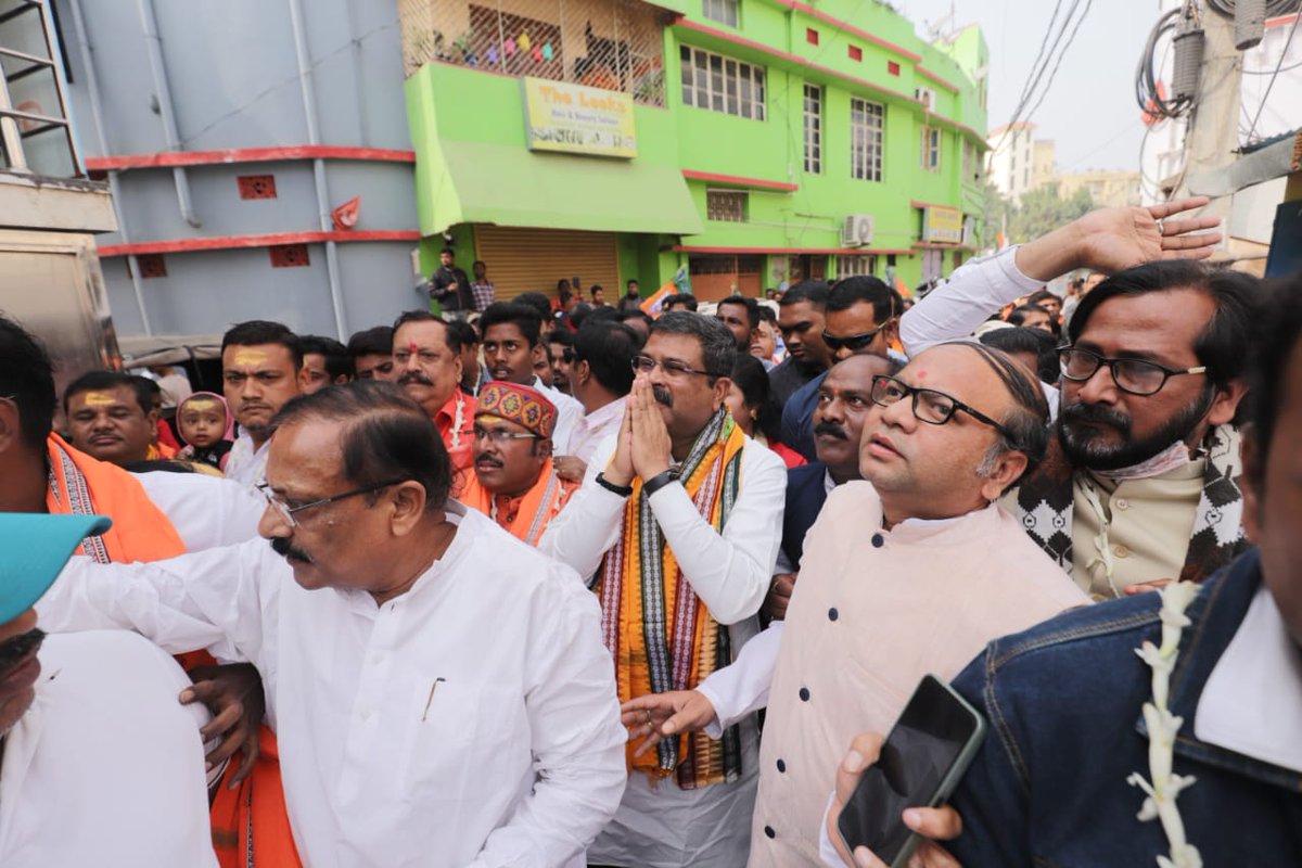 dpradhanbjp's tweet photo. ପବିତ୍ର ଅଯୋଧ୍ୟା ଧାମରେ ରାମଲାଲାଙ୍କ ପ୍ରାଣ ପ୍ରତିଷ୍ଠା ହେବାର ଆଉ ମାତ୍ର ୧୧ ଦିନ ବାକି ଥିବା ବେଳେ ପ୍ରଧାନମନ୍ତ୍ରୀ @narendramodi ଆଜି ଠାରୁ ୧୧ ଦିନିଆ ସ୍ୱତନ୍ତ୍ର ରୀତିନୀତି ଆରମ୍ଭ କରିଛନ୍ତି । ଏହି ଅବସରରେ ଐତିହାସିକ ସହର କଟକରେ ମୁଁ ରାମଭକ୍ତ ମାନଙ୍କ ସହ ‘ଅକ୍ଷତ ବଣ୍ଟନ ଯାତ୍ରା’ରେ ସାମିଲ ହେବାର ସୌଭାଗ୍ୟ ଲାଭ କଲି । https://t.co/RVzi89mJ6Y