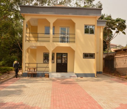 LucMessiOff's tweet photo. Nous avons eu à rétrocéder des édifices abritant des commissariats et des postes de police à la DGSN notamment dans les quartiers Coron, Olezoa et Warda. Ces réalisations traduisent mon engagement à faire de Yaoundé une ville où règnent l'ordre et la sécurité pour tous!!! https://t.co/1IAzwx3EO4
