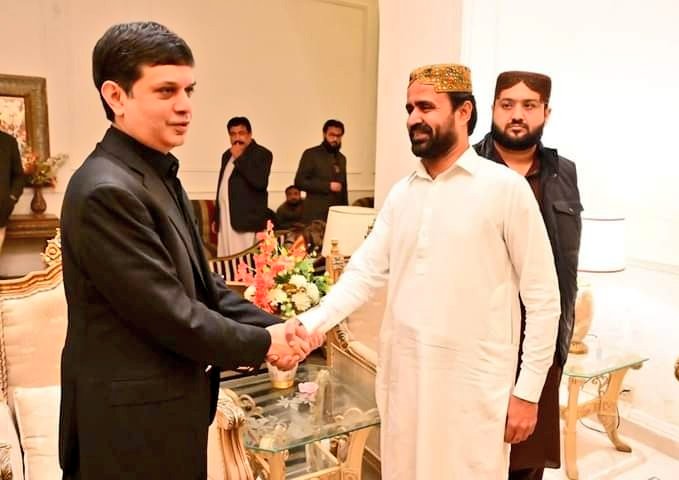 TeamNIShaikh's tweet photo. ہم پاکستان تحریک انصاف سکھر ڈویزن کے صدر سردار منور حسین چوہان کو سکھر ہاؤس میں پیپلزپارٹی میں شامل ہونے پر دل کی گہرائیوں سے خوش امدید کہتے ہیں جیے بھٹو جیئے عوام
 #NaumanIslamShaikh #PPP https://t.co/84R8HJfuz8