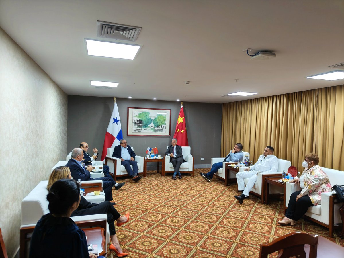 EmbChinaPa's tweet photo. Hoy el Emb.@weiasecas se reunió con el Vicepresidente @CerrudAmado y otros diputados de @PARLACEN-bancada 🇵🇦, para intercambiar ideas sobre temas de interés común. https://t.co/x7IiUrizT2