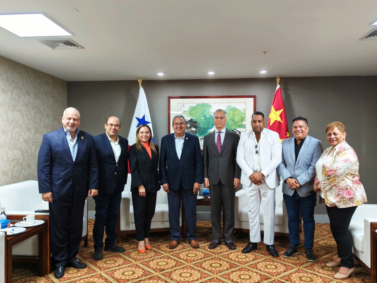EmbChinaPa's tweet photo. Hoy el Emb.@weiasecas se reunió con el Vicepresidente @CerrudAmado y otros diputados de @PARLACEN-bancada 🇵🇦, para intercambiar ideas sobre temas de interés común. https://t.co/x7IiUrizT2
