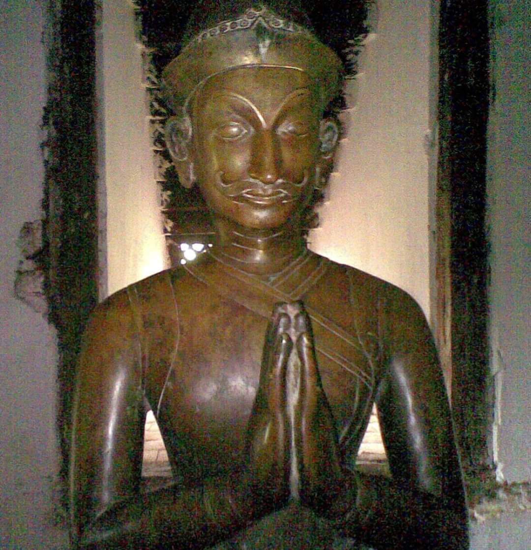 gbudhathoki's tweet image. पृथ्वीनारायण शाहले आफू जीवितै छँदा बनाउन लगाएको भनिएको यस मुर्तिबाट कसैले एआई जेनेरेट चित्र बनाए पनि हुने। मबाट अलि पार लागेन।