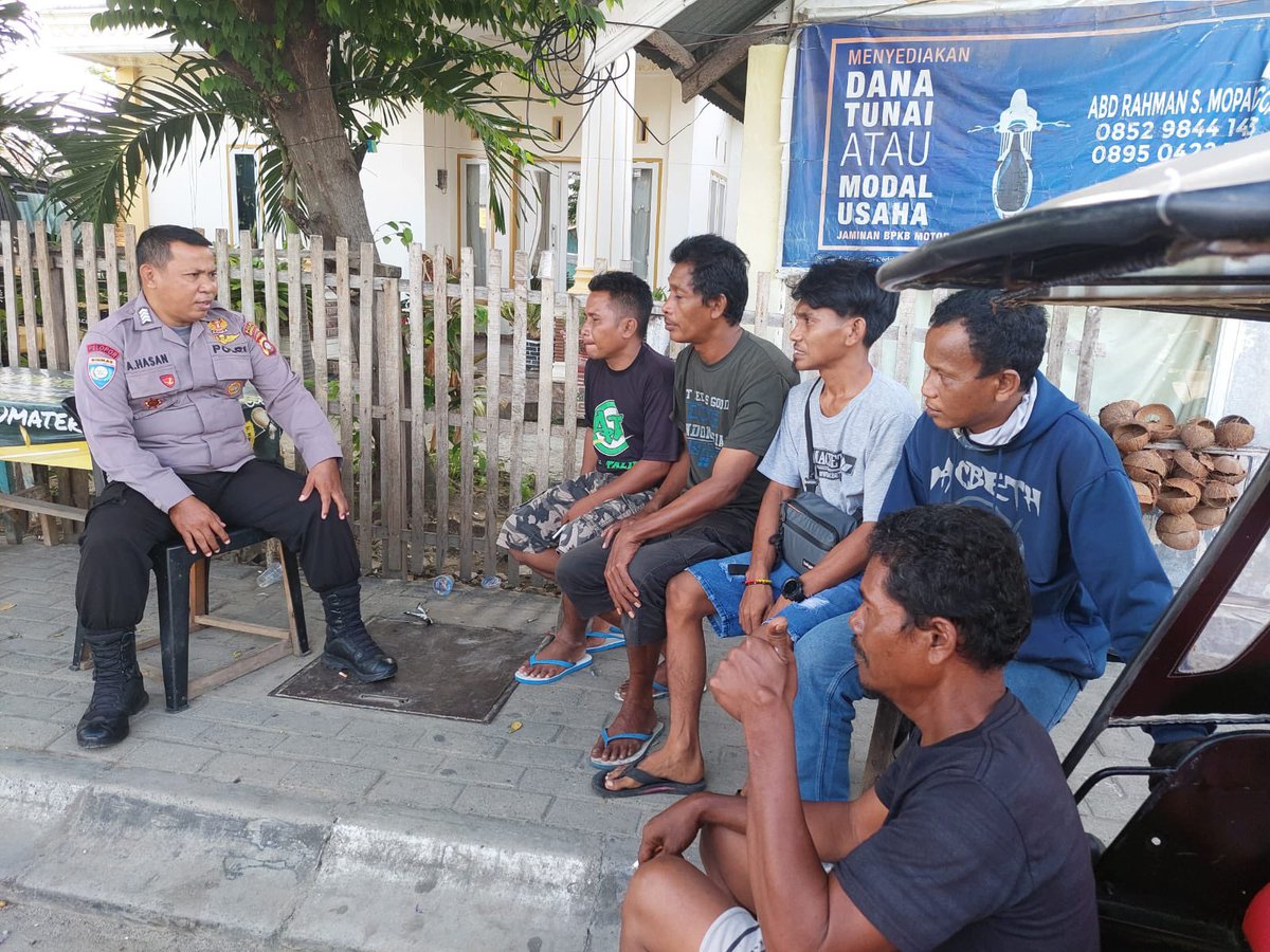 PDungingi's tweet photo. Kegiatan Jumat Curhat Kapolsek Dungingi yang diwakili oleh Kanit Binmas Polsek Dungingi bersama pengemudi bentor di Jln Rambutan Kel. Tomulabutao Selatan Kec. Dungingi Kota Gorontalo. Jumat, 12 Januari 2024.

@DivHumas_Polri 
@humaspoldagtlo 
@Humaspolreskota https://t.co/7ZWrWmPvSZ
