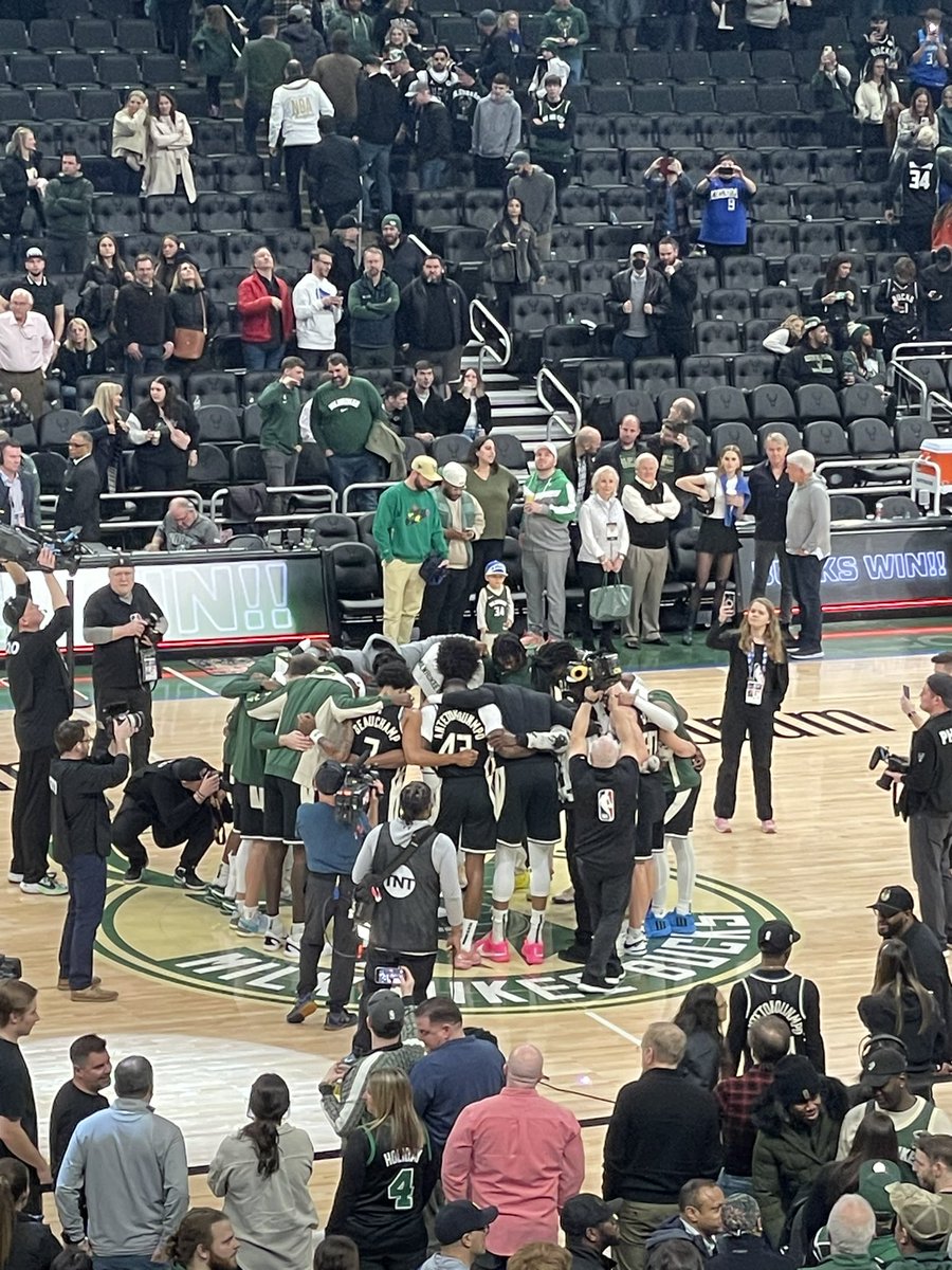 wareemout's tweet photo. Jrue praying with the squad https://t.co/Nu2cFRmAZ0