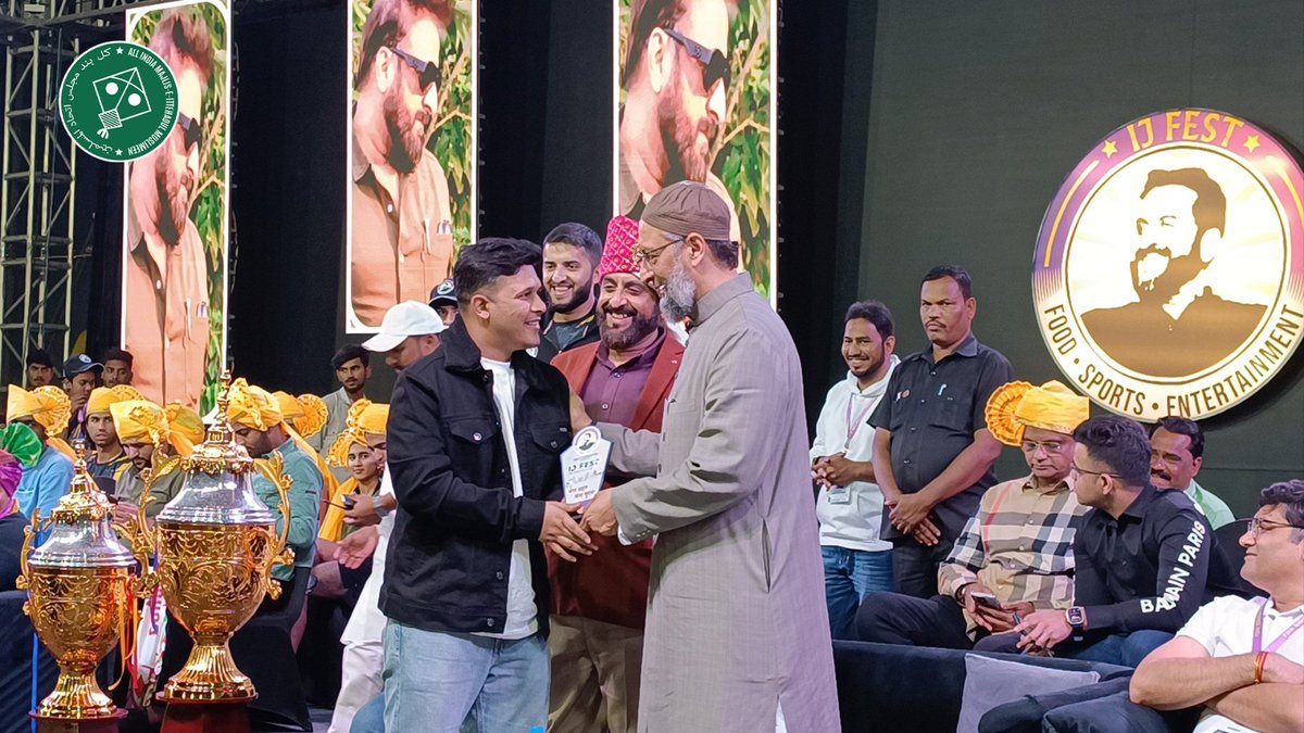 YAHYAKH02723200's tweet photo. AIMIM राष्टीय अध्यक्ष और हैदराबाद सांसद Barrister @asadowaisi ने औरंगाबाद सांसद @imtiaz _jaleel के साथ IJ Fest में हो रहे क्रिकेट मैच देखा...
इस दौरान उन्होंने मैच में हिस्सा ले रहे खिलाड़ियों की हौसलाअफ़ज़ाई की
#AIMIM #Asaduddin #ImtiazJaleel #IJfest #AamKhas #Aurangabad https://t.co/Zr1d0pByzP
