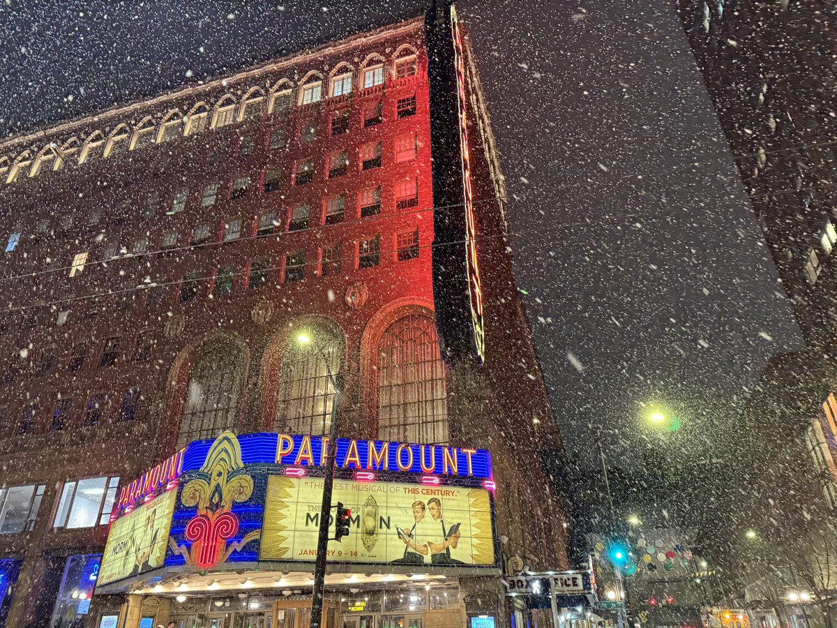 Beautiful snow globe scene in Downtown Seattle tonight <a href="/BroadwaySeattle/">Bway @ The Paramount</a> #wawx