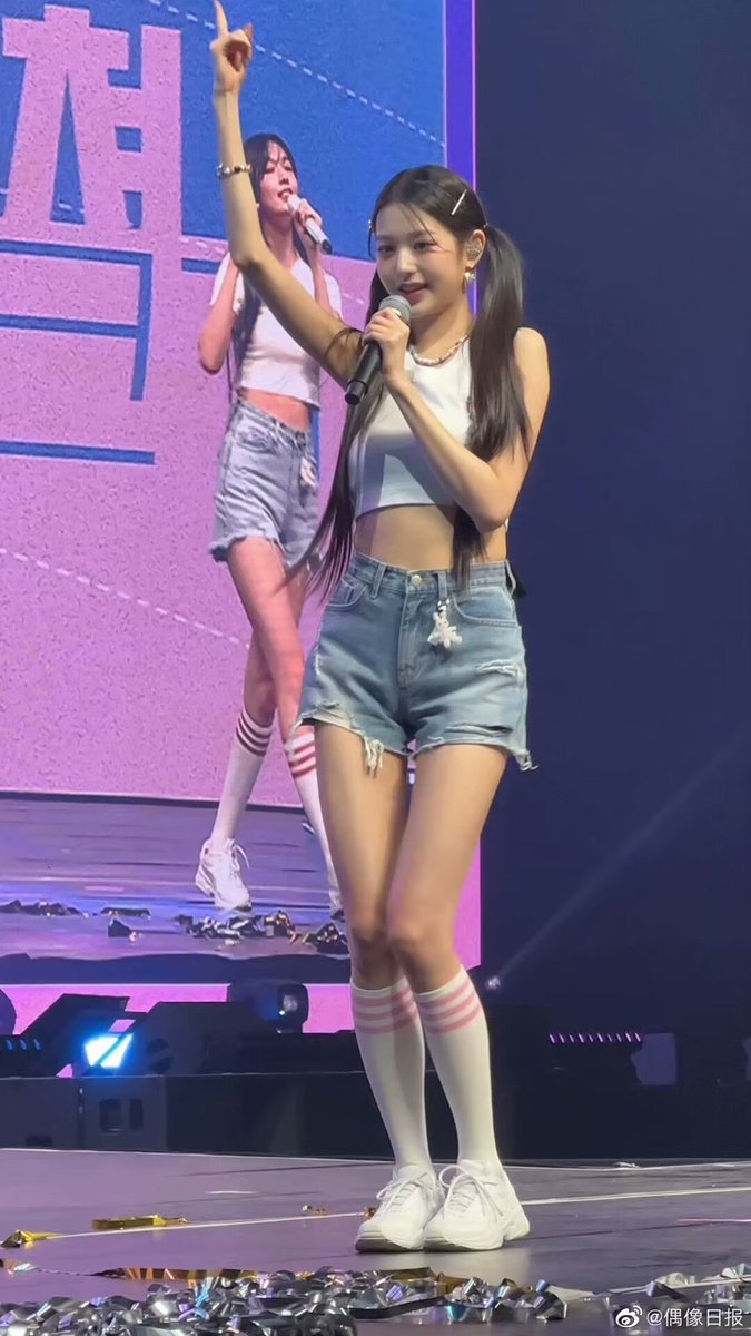 想意淫交流射屏抖音快手b站网红或明星，比较喜欢绿帽乱伦、美腿丝袜、萝莉御姐，可以发图给我Q1442462213，身边人素人也可以，鸡巴有感觉就会射。 #抖音网红 #射屏 #萝莉 #母狗 #意淫