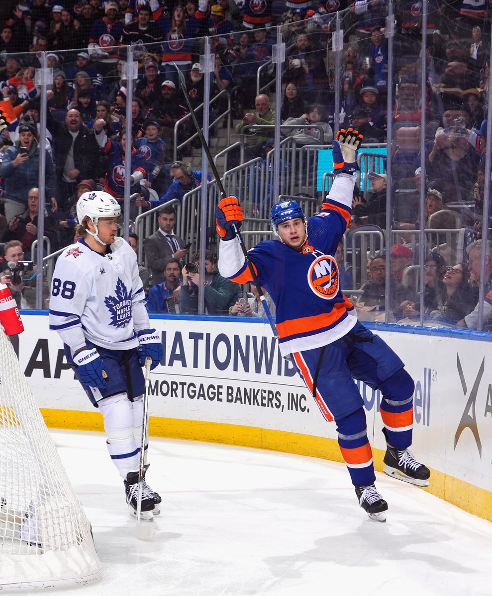 HANDS UP IF YOU RETWEETED TO VOTE FOR #NOAHDOBSON, #BOHORVAT AND #BROCKNELSON TODAY.

#NHLALLSTARVOTE.