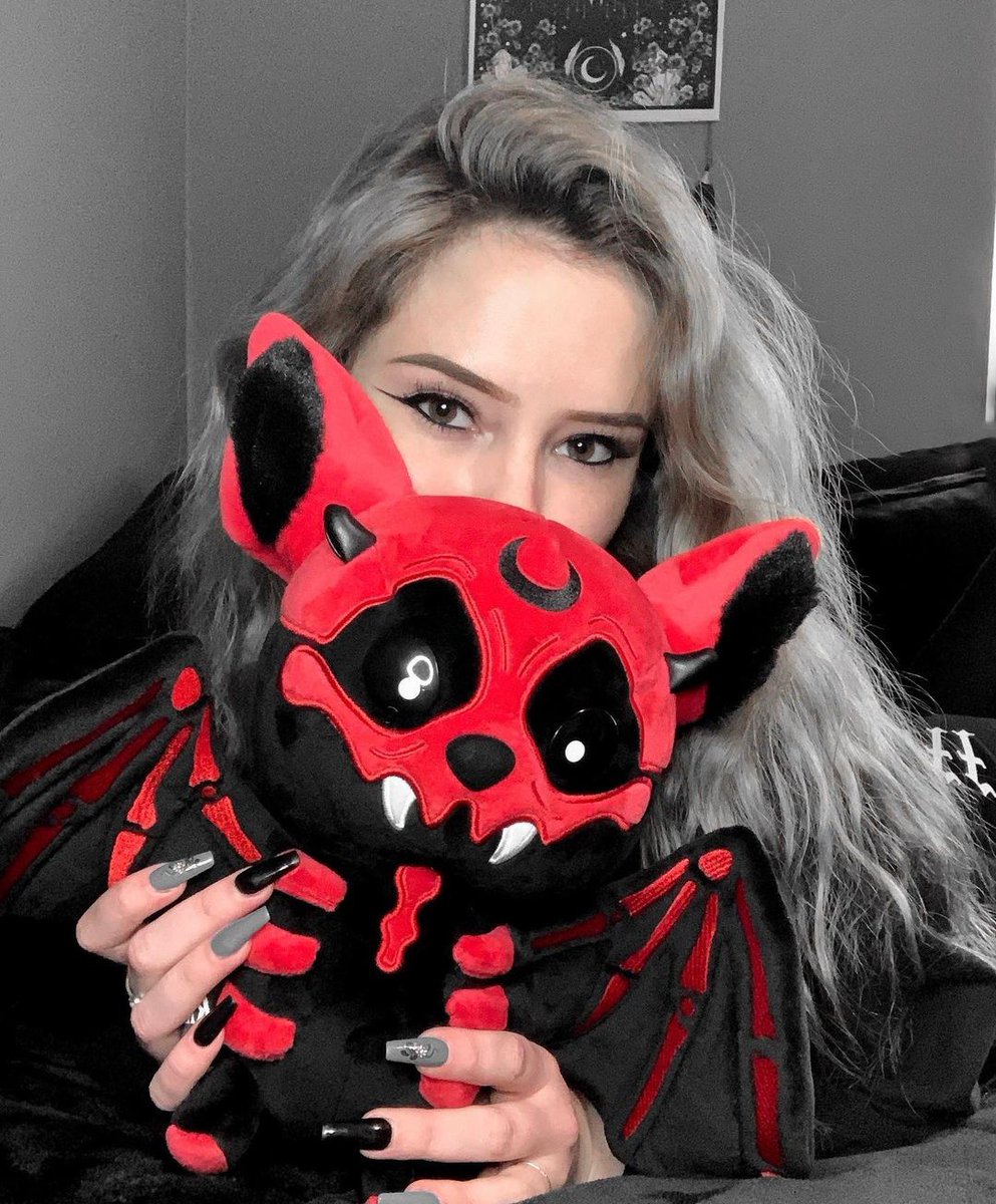 caos_cat's tweet photo. Curte o posto, ou o Tenebresinho sofre 🦇 https://t.co/EcGBtgFGRh