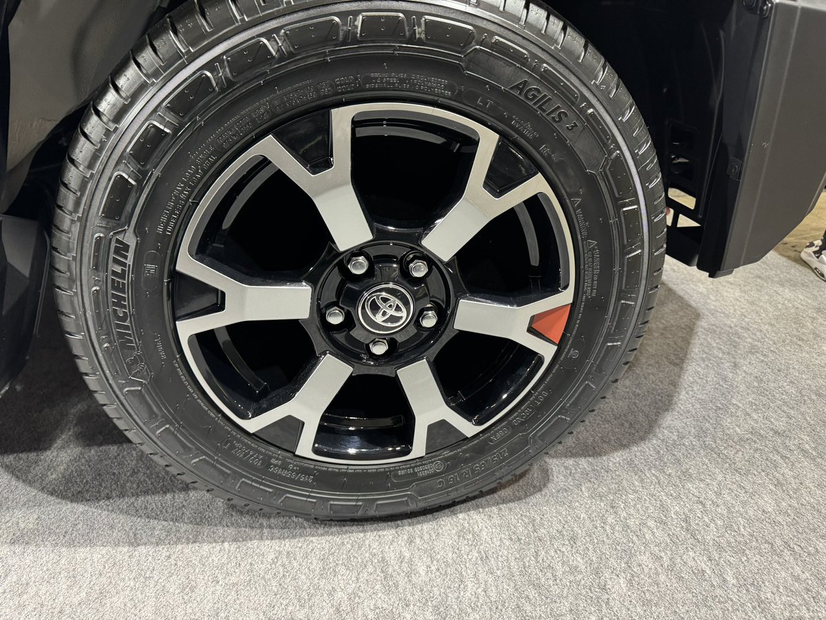 ALAL_ALPHARD's tweet photo. 群馬トヨタにIMV 0が‼️
ここに置かれるってことは日本でも販売するってことかな!?
丸目のランクル70があったから🤭
#トヨタ #IMV0 #群馬トヨタ #オートサロン https://t.co/kH8QeqUr86