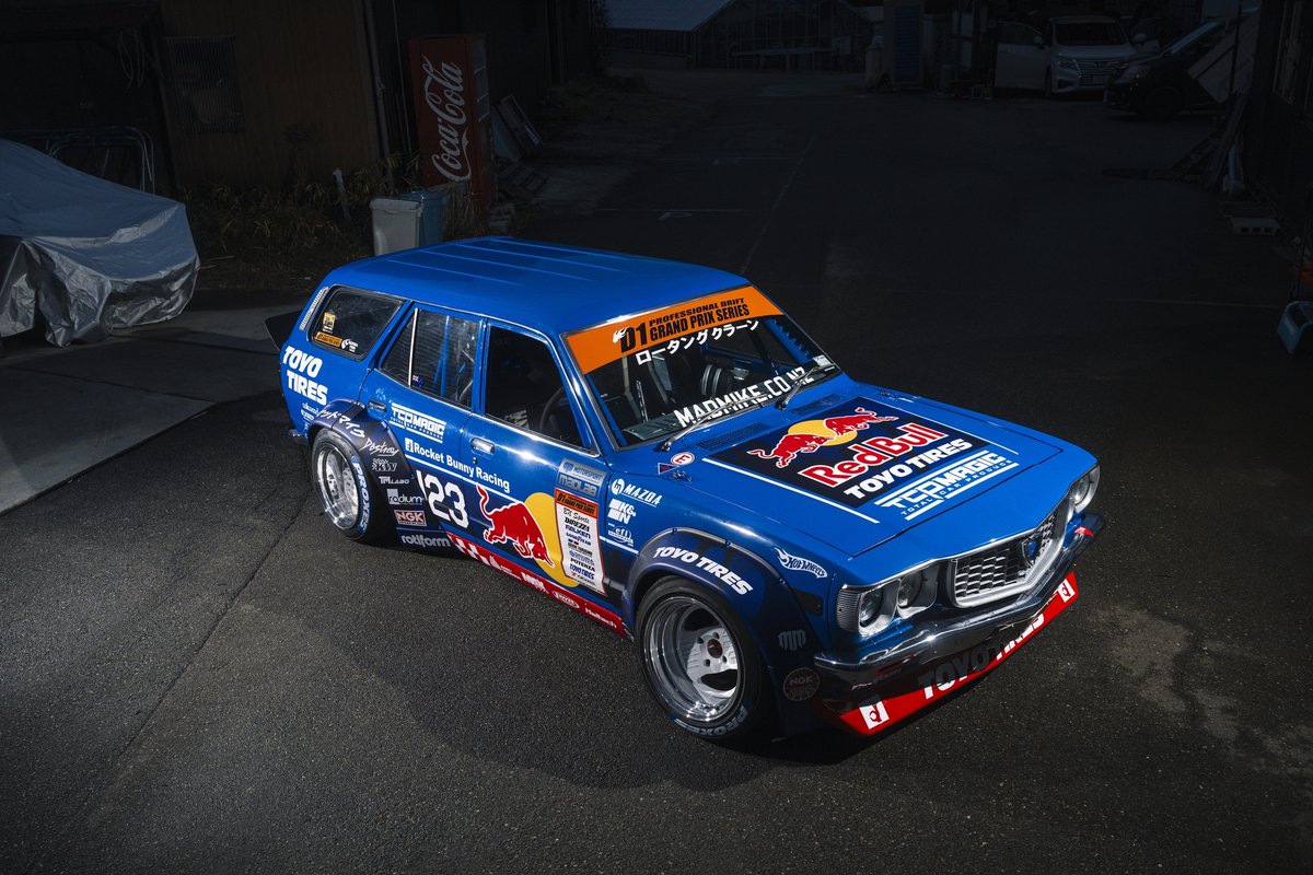 responsejp's tweet photo. 4ローター600馬力のRX-3ワゴンが爆誕! マッドマイクxトーヨータイヤがD1GPに電撃参戦
https://t.co/ozHARhqTs6
#madmike #toyotires #redbull #tcpmagic #rx3 #D1gp https://t.co/q7uvSVsKgI