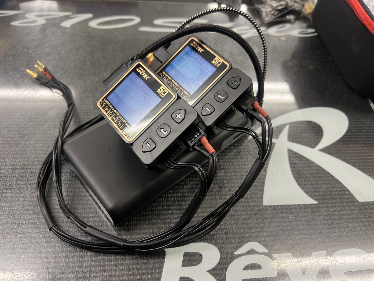 8810_STYLE's tweet image. というわけでクローラーも開始して山や河川敷での外ラジや　イベント時の臨時充電とかAC無くても対応できるように充電バックを作ってみました。
モバイルバッテリーで一応X1 Nano USBを2機装備！
猿ラジしなければ対応できそうです😙

#hitec