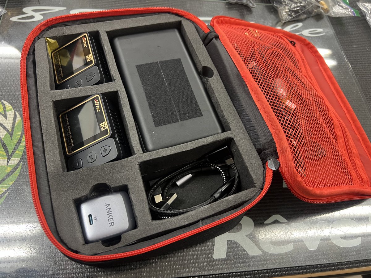 8810_STYLE's tweet image. というわけでクローラーも開始して山や河川敷での外ラジや　イベント時の臨時充電とかAC無くても対応できるように充電バックを作ってみました。
モバイルバッテリーで一応X1 Nano USBを2機装備！
猿ラジしなければ対応できそうです😙

#hitec