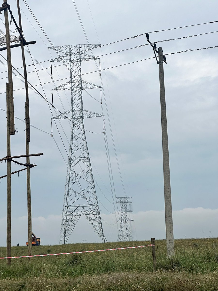 Sometime a 400kV High Voltage line meets and crosses a 11kV Low Voltage line, and stringing of the conductors has to be done with minimum interruption. 
Isinya - Konza transmission line
#ReliablePower #HigherCapacity 
@KETRACO1 @konzatech