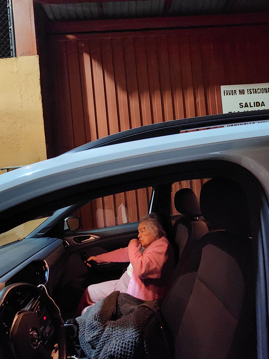 Velenobel's tweet photo. Adulto mayor de 92 años recién operada arbitrariamente no la reciben en Asilo de Nuestra ra del Camino @FAA_CasaHogar donde vive hace mas de 20 años hoy no puede acceder a lo que ha sido su domicilio por 2 década #violacionderechoshumanos @CNDH @AztecaNoticias @ImagenNoticias_ https://t.co/s9OwQZ5Mbc