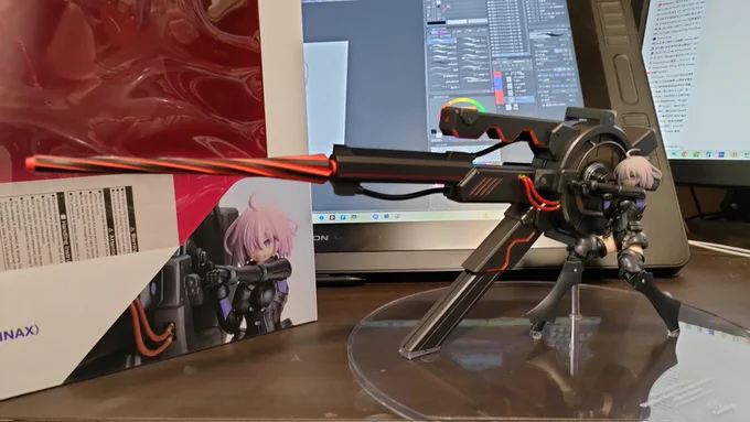 マシュのサイズは1/12ぐらいかな?ただブラックバレルがくっそ質量感あってディテールとマットな塗装が相まってかなりの重厚感があるいやぁこれは良いマシュフィギュアだわ 