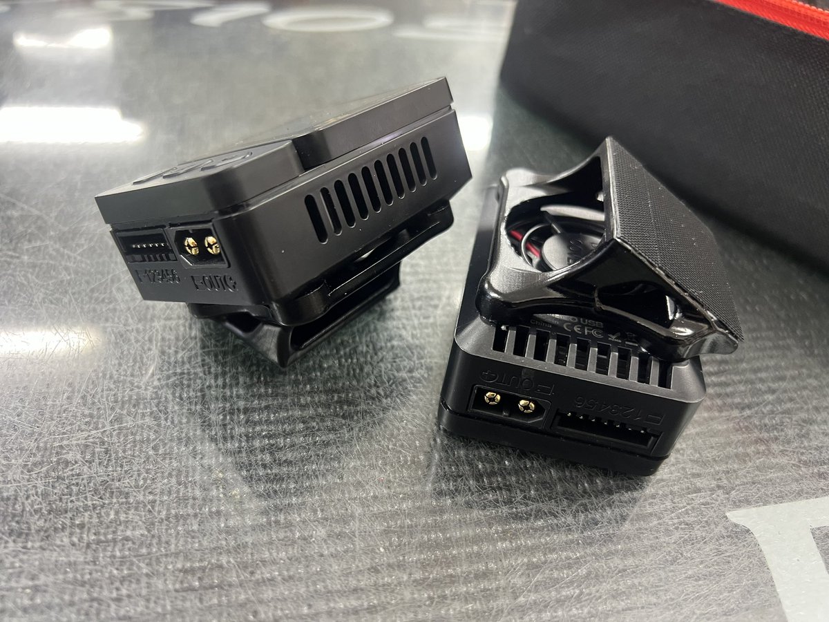 8810_STYLE's tweet image. というわけでクローラーも開始して山や河川敷での外ラジや　イベント時の臨時充電とかAC無くても対応できるように充電バックを作ってみました。
モバイルバッテリーで一応X1 Nano USBを2機装備！
猿ラジしなければ対応できそうです😙

#hitec