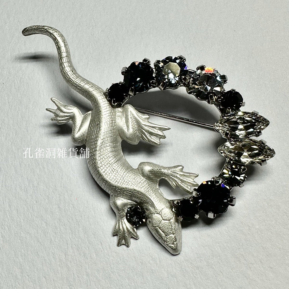 pfau_x's tweet photo. 🦚孔雀ノ行商🦚

✨1/20〜1/28東京新宿LUMINE2・2階🕊️roomsSHOP🕊️ @rooms_shop 期間限定販売
(roomsSHOPさまのInstagramDMにて初日来店予約受付、23日より通販有)

✨1/26〜2/12大阪大丸梅田店10階✋ハンズ梅田店🤚エスカレーター横にて孔雀ノ移動装身具店開催

✨近日予定(納品発送済)海福雑貨福袋展 https://t.co/OAU6VB2Yag
