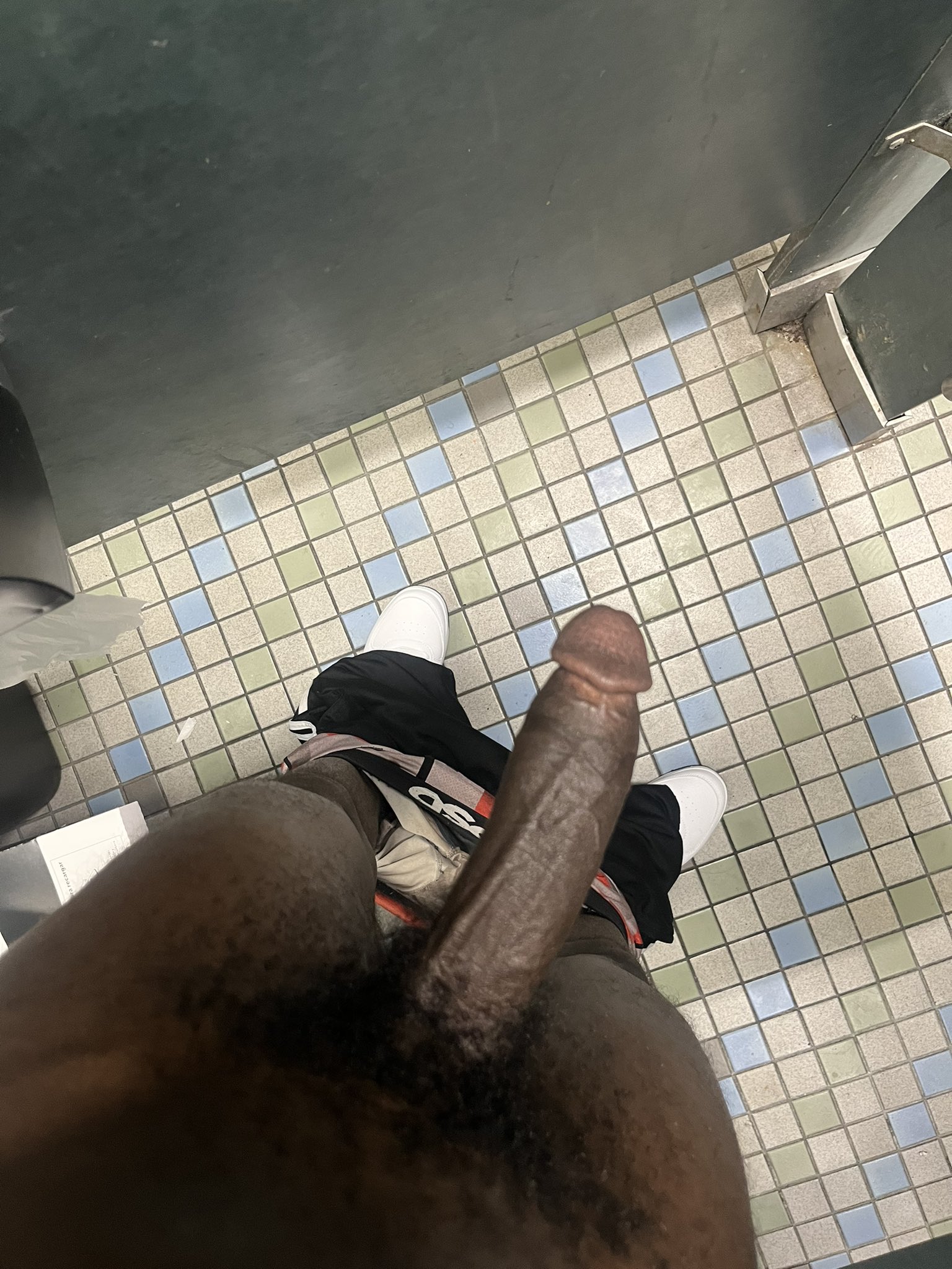 Gym Bathroom 🍆 #linkinthebio https://t.co/U36iyrsgOH