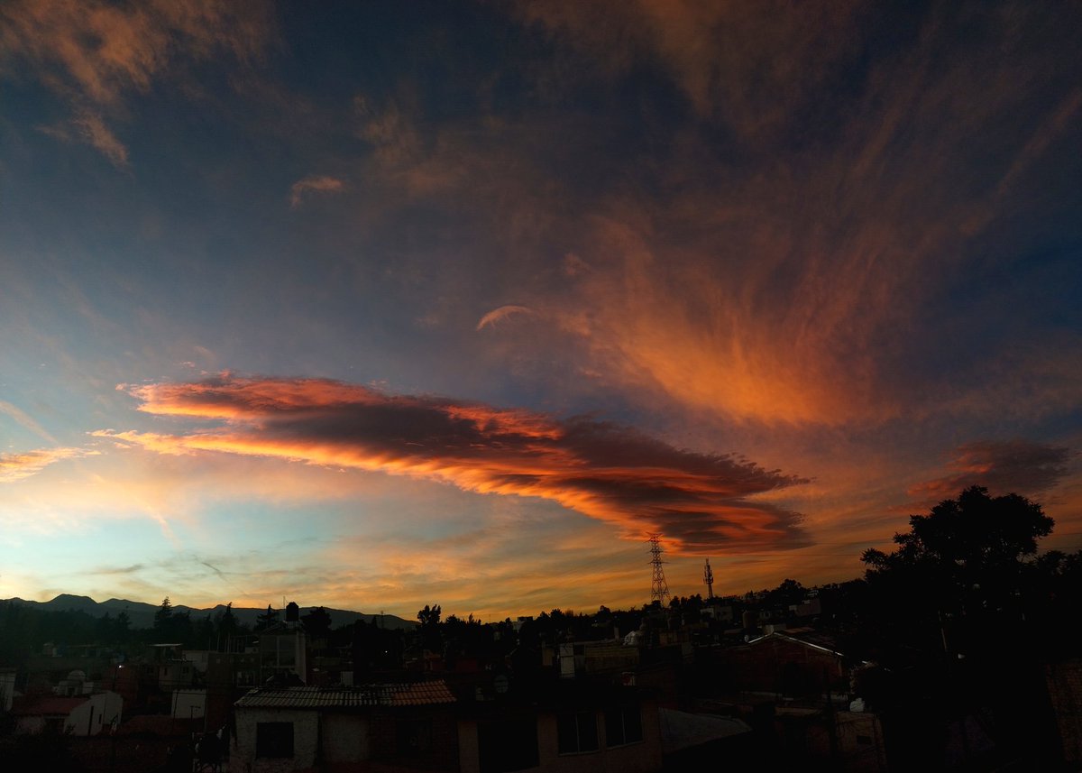 Qué bello resplandor en este atardecer. 🌞✨☁️
#Cdmx #Atardecer #sunset #nubeslenticulares #nubeslenticulares #atardeceresmagicos