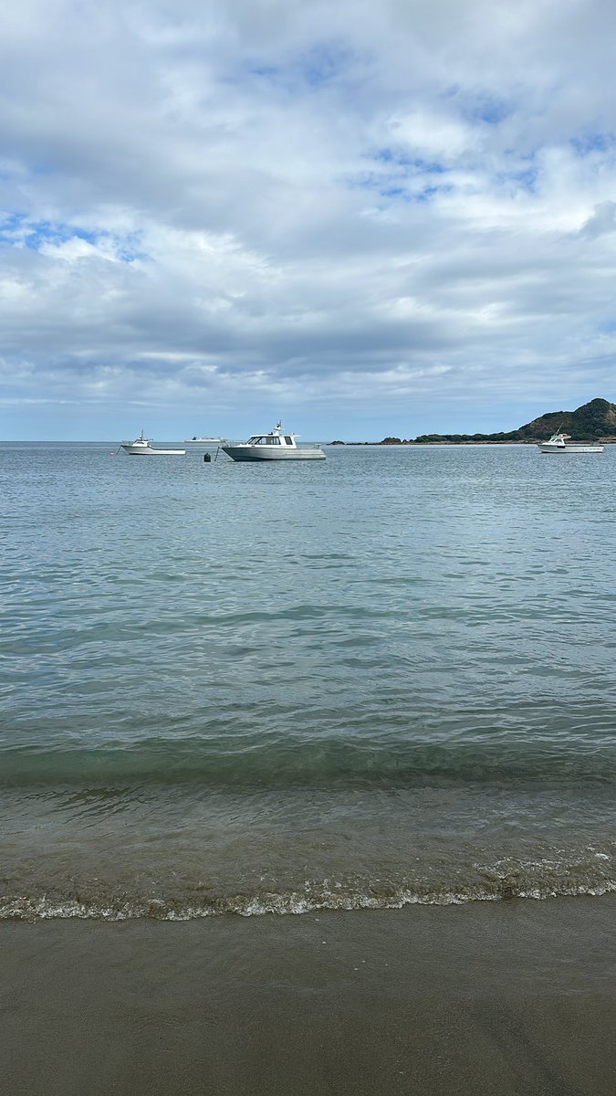 mooniyuns's tweet photo. took jaeyun to the beach with @shirosflower #NOTmyhand https://t.co/APpwbxVYFQ