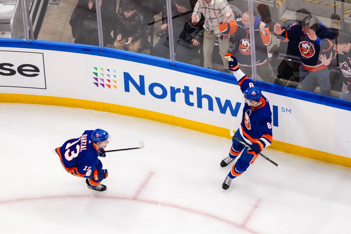 NYIslanders's tweet photo. Noah Dobson had assists on ALL FOUR #ISLES GOALS TONIGHT.

RETWEET TO SEND HIM TO ALL STAR RIGHT NOW. #NHLALLSTARVOTE #NOAHDOBSON https://t.co/PK04tcHkD6