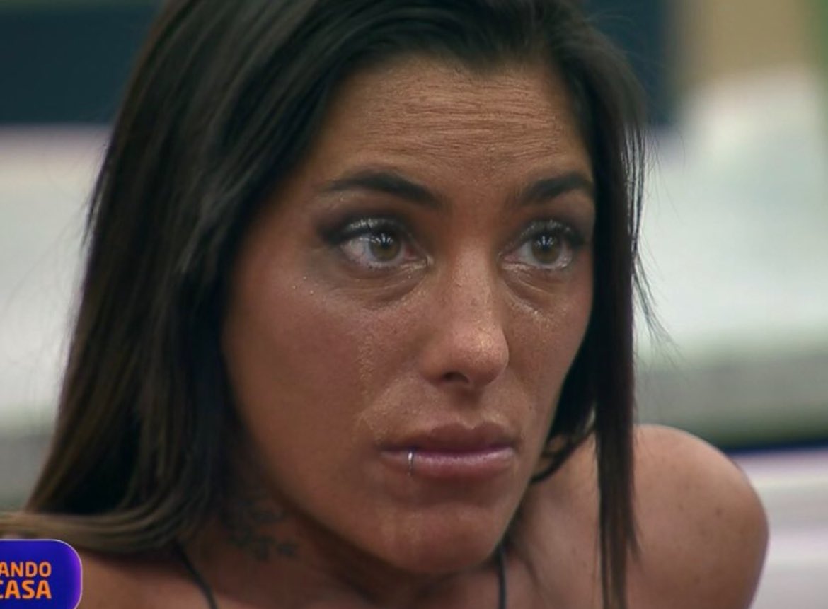 margh___'s tweet photo. Reacción de Cata al discurso de Carla sobre de que se va este lunes !!!

Y LA REACCIÓN ME HACE ACORDAR A ESTA JAJAJAJJA

#GranHermano https://t.co/Ua83fwCw4J