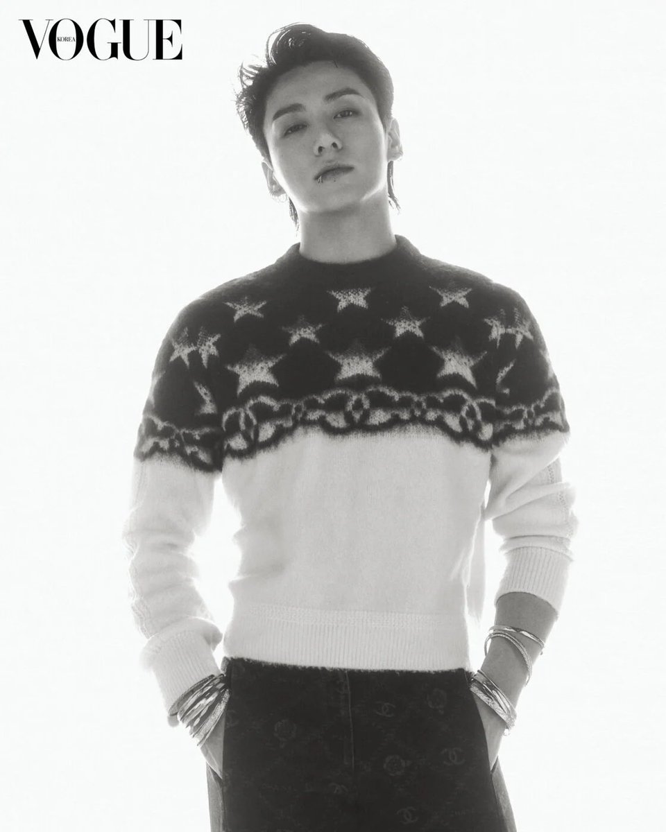British Pop dominated the 1960s. To visualize the British Invasion, Jung Kook chose a star patterned knit top and denim pants. Sweater and denim pants, Chanel.