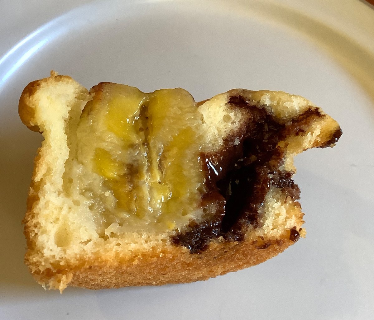 scoffary's tweet photo. バナナとチョコのガナッシュを入れたマフィンを焼きました☺️温めるとバナナもチョコもとろとろです。 https://t.co/OX2WAquLYr