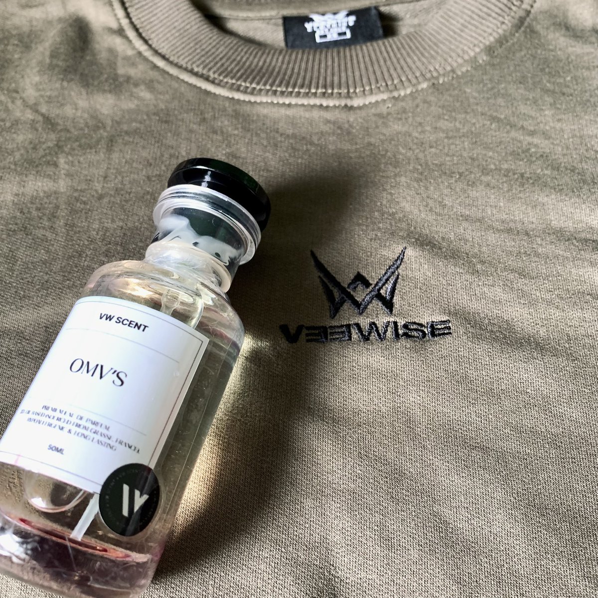 aevxxn__'s tweet photo. #VeewiseFam!
#LikeLegit, sobrang bango ng pabango ni momshoes @OhMyV33nus__ ๐ค and finally, I was able to secure my VW Estetik shirt! ๐ค๐ค.
#VeeWiseSariSariStore
#Veewise https://t.co/vu1FdOL3Bg